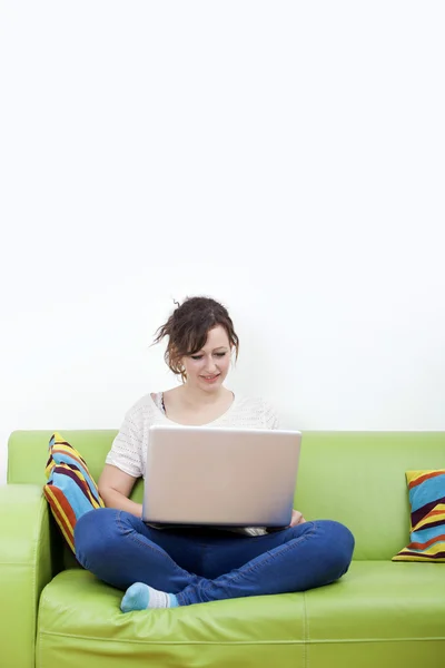 Frau benutzt Laptop — Stockfoto