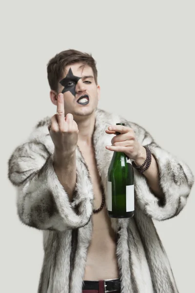 Man with rude gesture holding beer bottle — Stock Photo, Image