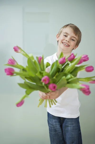 Αγόρι εκμετάλλευση λουλούδια — Φωτογραφία Αρχείου