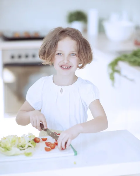 Chica haciendo una ensalada — Foto de Stock