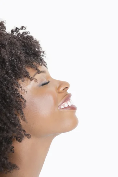 Mujer afroamericana sonriendo con los ojos cerrados — Foto de Stock