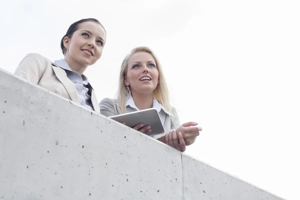 Femmes d'affaires regardant ailleurs — Photo