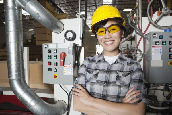 Trabalhadora industrial feminina — Fotografia de Stock