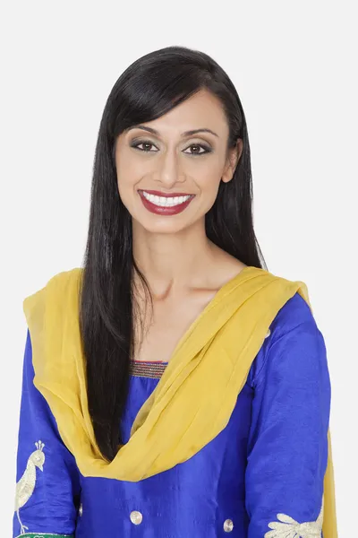 Mujer india en ropa tradicional sonriendo — Foto de Stock