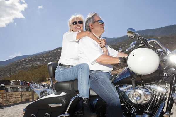 年长的夫妇骑一辆摩托车 — 图库照片