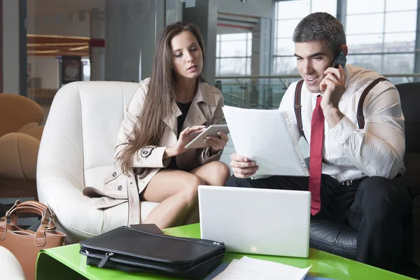 Businessman and businesswoman at meeting — Stock Photo, Image