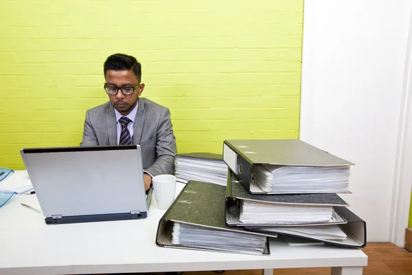 Homem de negócios indiano trabalhando no laptop — Fotografia de Stock