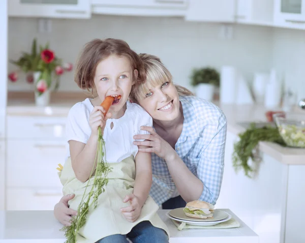 Menina comendo cenoura — Fotografia de Stock