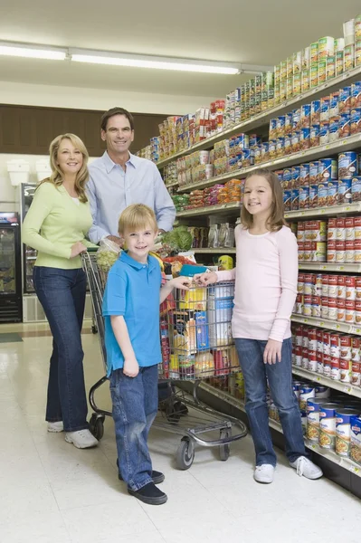 Familie winkelen in de supermarkt — Stockfoto