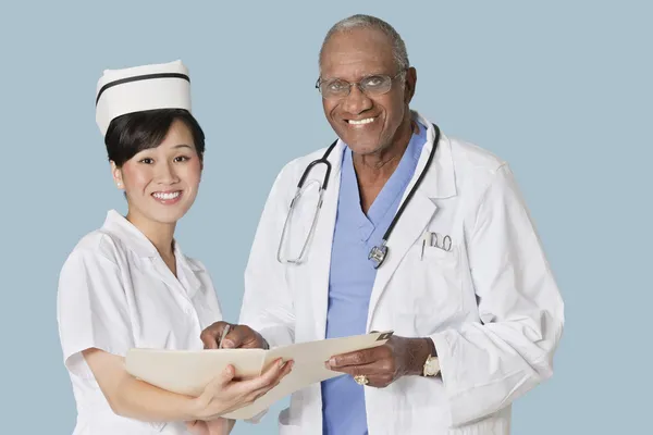 Profissionais de saúde felizes com relatório médico — Fotografia de Stock