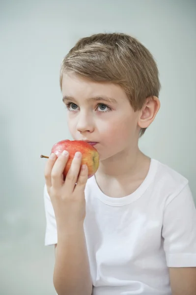 Menino comendo maçã — Fotografia de Stock