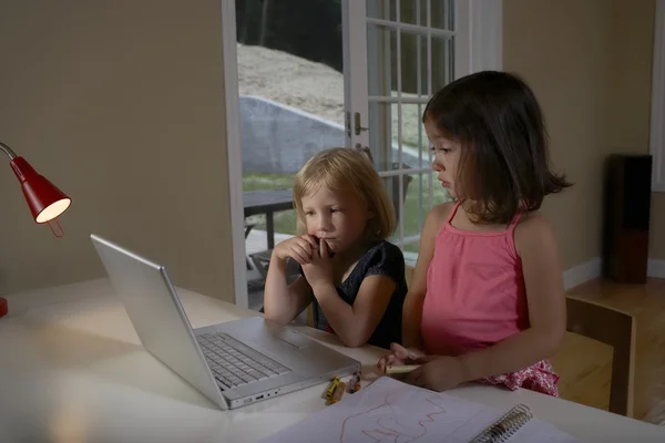 Kleine meisjes met computer — Stockfoto