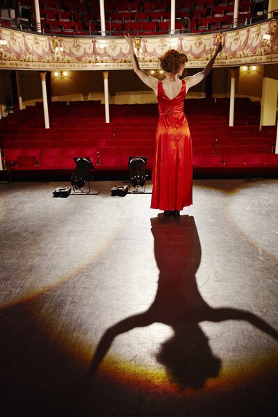 Молодая женщина на сцене
