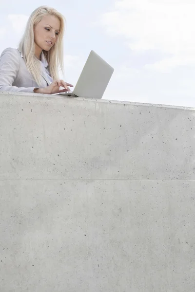 Zakenvrouw met laptop — Stockfoto