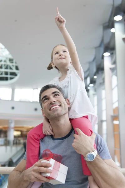 Dochter op vaders schouders — Stockfoto