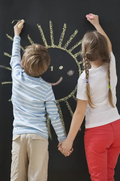 Hermanos dibujando sol — Foto de Stock