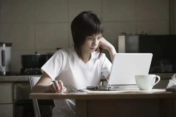 Girl using laptop — Stock Photo, Image