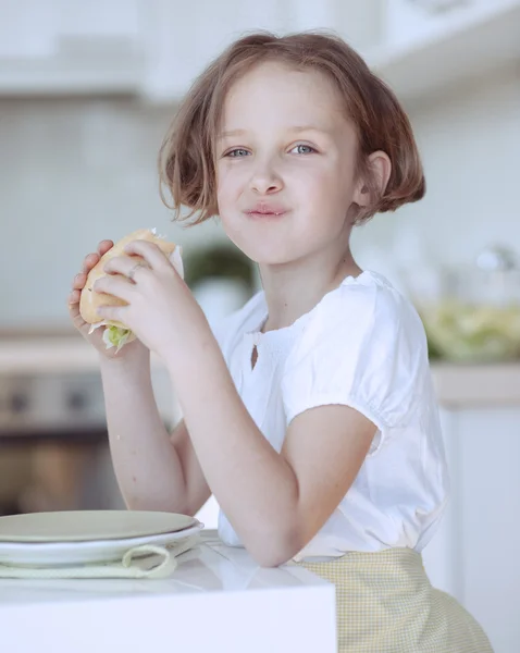 Beautiful Girl eating sandwich — Stock Photo, Image