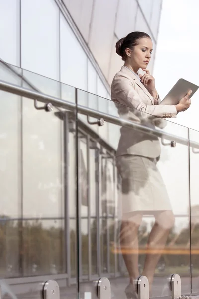 Femme d'affaires utilisant une tablette numérique — Photo