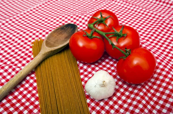 Špagety, česnekem a rajčaty — Stock fotografie