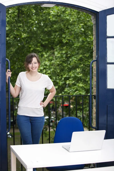 Mujer de negocios de pie por balcón — Foto de Stock