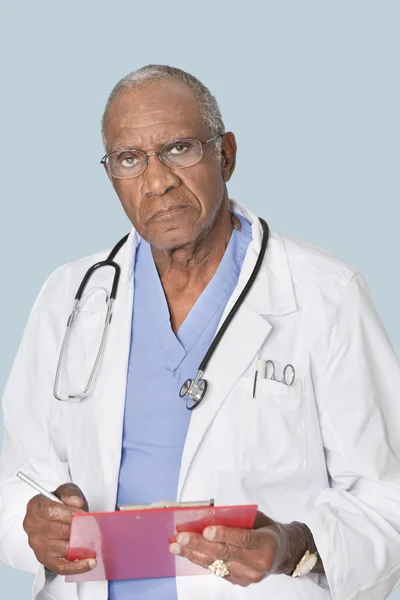 Senior doctor holding clipboard — Stock Photo, Image