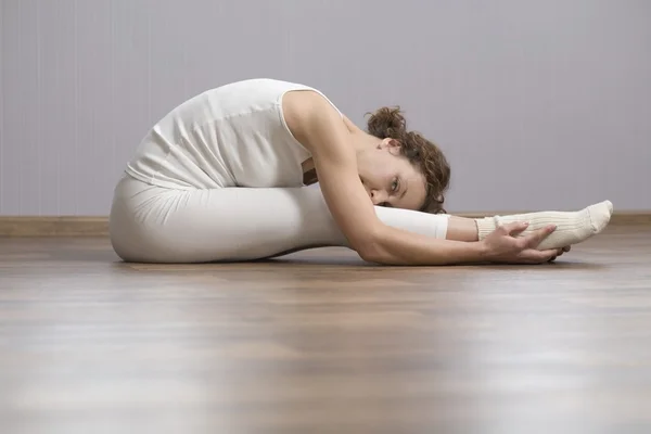 Mitte erwachsene Frau beim Sport — Stockfoto