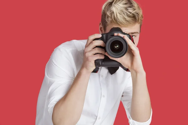 Homme prenant des photos avec appareil photo numérique — Photo