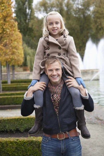 父亲携带女儿肩膀上 — 图库照片