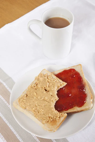 Manteiga de amendoim no pão no café — Stockfoto