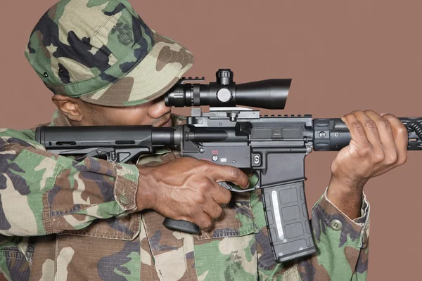 US Marine Corps soldier aiming M4 assault rifle — Stock Photo, Image