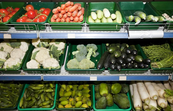 Produtos hortícolas no supermercado — Fotografia de Stock