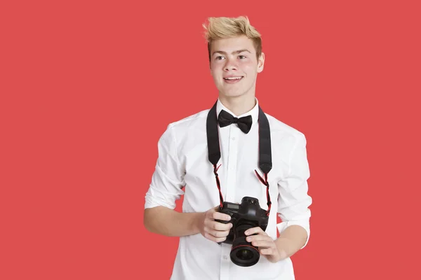 Homem bonito com câmera digital — Fotografia de Stock