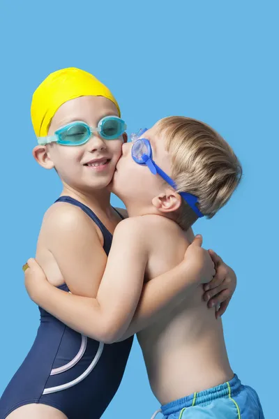 Hermanos jóvenes en traje de baño abrazando — Foto de Stock