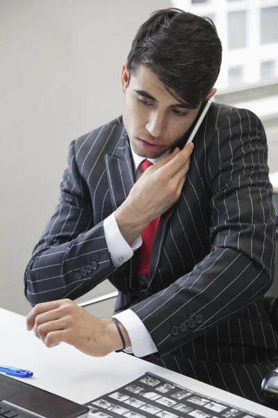 Uomo d'affari indiano utilizzando il telefono cellulare — Foto Stock