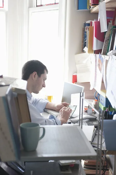 Man with calculator at office — Stock Photo, Image