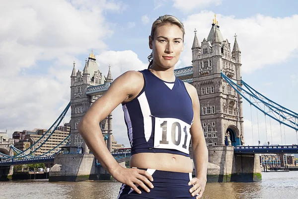 Atleta em pé na frente da Tower Bridge — Fotografia de Stock