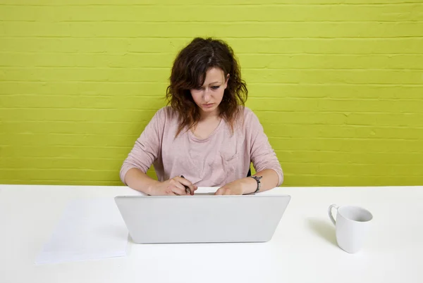 Kvinna som arbetar på laptop — Stockfoto