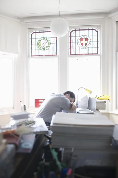 L'homme dort au bureau — Photo