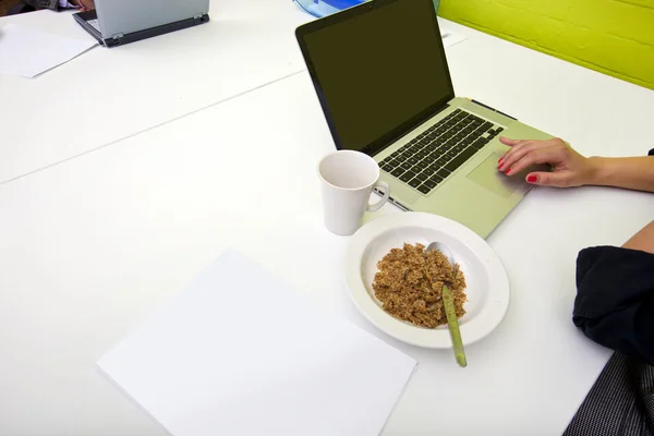 Womans hands typing on laptop — Stock Photo, Image