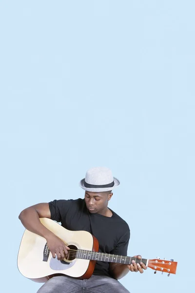 Africano americano hombre jugando guitarra — Foto de Stock