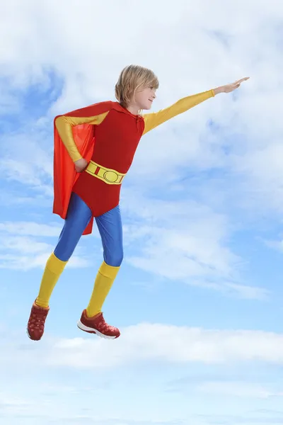 Ragazzo che vola contro il cielo — Foto Stock