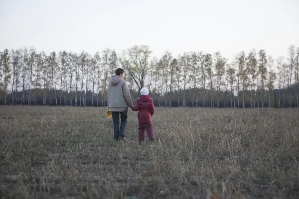 Mother and daughter walking — Stock Photo, Image