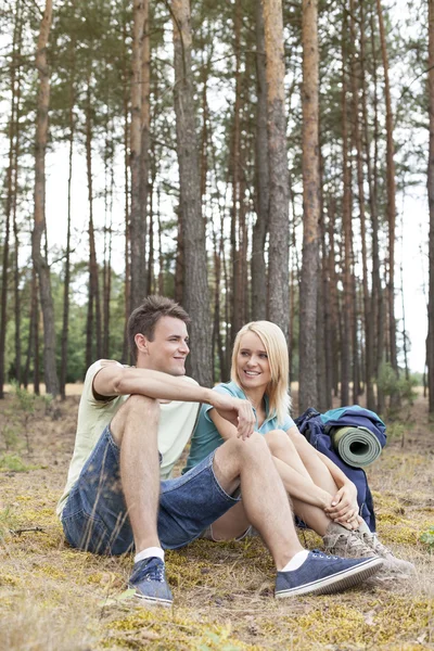 Caminhadas casal relaxante na floresta — Fotografia de Stock