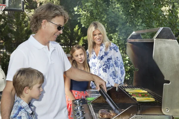 Familie barbecueën — Stockfoto