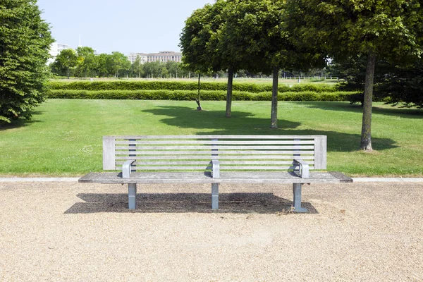 Bancă de lemn în London Park — Fotografie, imagine de stoc