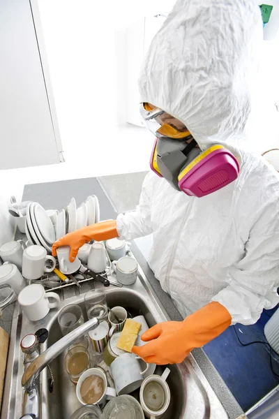 Γυναίκα στη μάσκα αερίων, πλύσιμο των πιάτων — Φωτογραφία Αρχείου
