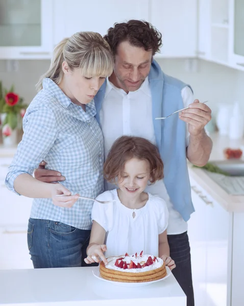 Familjen förbereder hälsosam måltid — Stockfoto