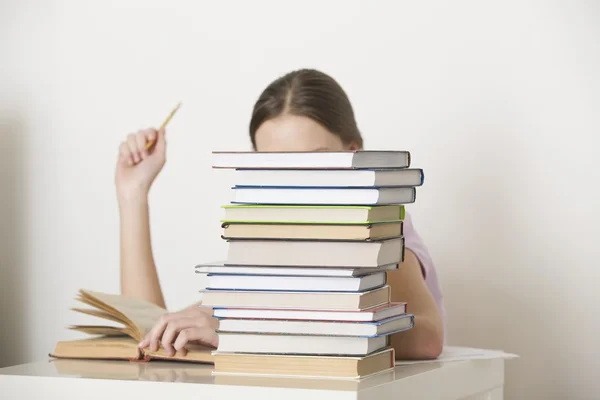 Vrouw die werkt met boeken — Stockfoto