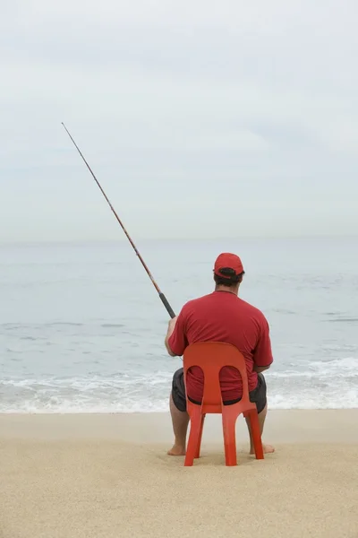 Uomo in maglietta rossa pesca — Foto Stock